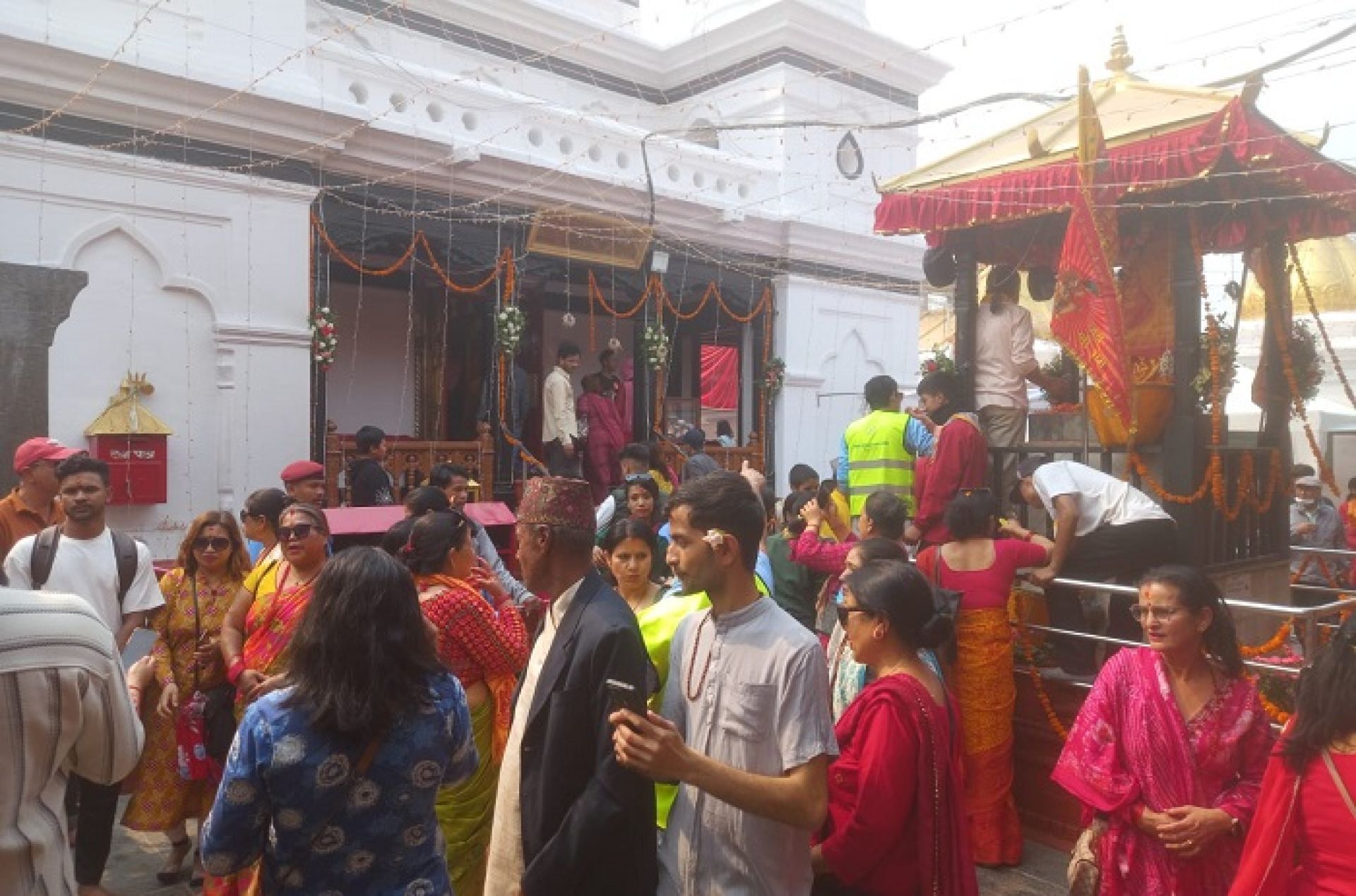 राम मन्दिरमा तीन लाख भक्तद्वारा पूजाअर्चना